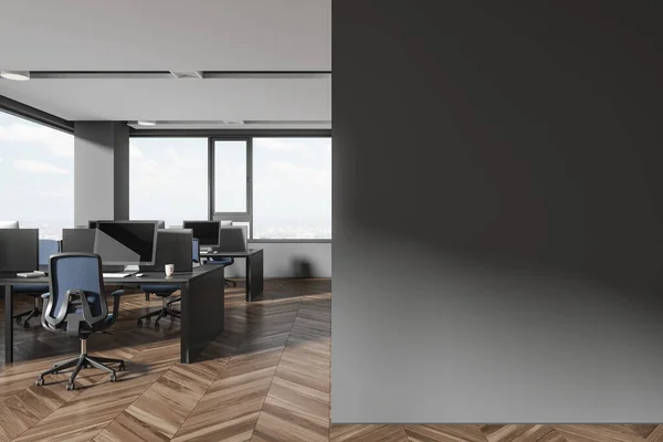 Dunkles Coworking Interieur Mit Sesseln Und Computern Reihe Hartholzboden Minimalistischer — Stockfoto