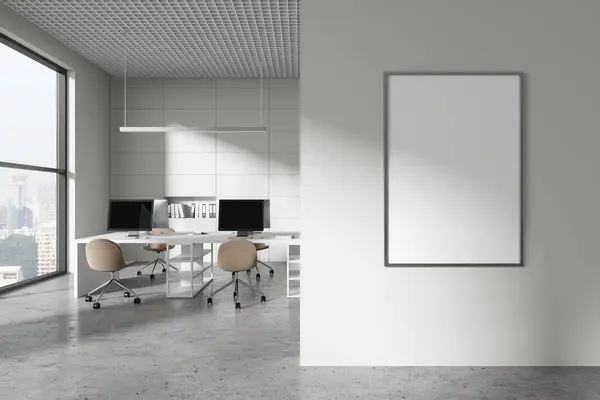 Białe Wnętrze Biura Krzesłami Stół Roboczy Komputerami Rzędzie Półce Panoramiczne — Zdjęcie stockowe