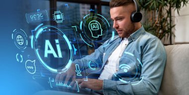 Kulaklık takan, konuşma balonu ve istatistiklerle parlayan yapay zeka hologramı olan, sohbet robotu ya da robot sohbeti yapan bir adam. Yapay zeka kavramı ve yardım masası