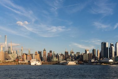New York batı yakası gökdelenleri ve Hudson Yards limanı. Ofis binaları, Manhattan finans merkezi. Şehir merkezindeki binalar ufuk çizgisi ve nehir alanı