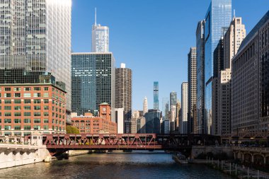 Wells Caddesi Köprüsü, Chicago şehri ve nehri. Güneşli bir günde ofis gökdelenleri. İş mimarisi, binalar, turizm konsepti. Illinois, ABD, Kuzey Amerika