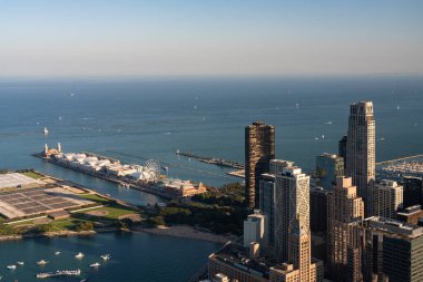 Chicago ofis binaları ve Michigan Gölü kıyı şeridi ve ufuk çizgisi. Kenar manzara mimarisi ve insansız hava aracı görüntüleri. Illinois, ABD, Kuzey Amerika