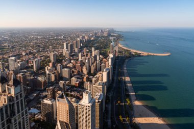 Chicago gökdeleni ofis binaları ve Michigan Gölü kıyı şeridi modern mimari ve panoramik manzaralı iş şehri manzarası. Yüksek hava aracı görüntüleri. Illinois, ABD, Kuzey Amerika