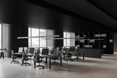 Gri duvarları, ahşap tavanı, beton zemini, gri bilgisayar masaları ve arka planda toplantı odası olan şık bir açık uzay ofisinin köşesi. 3d oluşturma