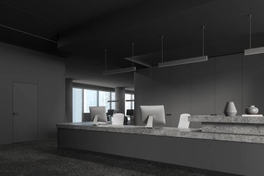 Gri duvarları, beton zemini, iki bilgisayarı ve arka planda açık uzay ofisi olan şık bir ofis. 3d oluşturma