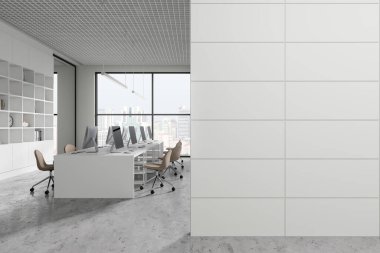 Masada bilgisayar ve dekorasyonlu raflarla birlikte çalışan beyaz bir iç mekan. Singapur gökdelenlerinin panoramik penceresi. Boş kopya uzay duvarı. 3B görüntüleme