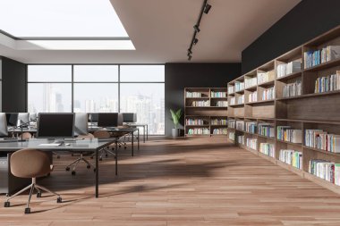 Masa, sandalye ve ahşap döşeme ile birlikte çalışan koyu renk iç mekan. Kütüphane, dizüstü bilgisayar, kitaplık ve kitaplarla uzayı inceliyor. Singapur gökdelenlerinin panoramik penceresi. 3B görüntüleme