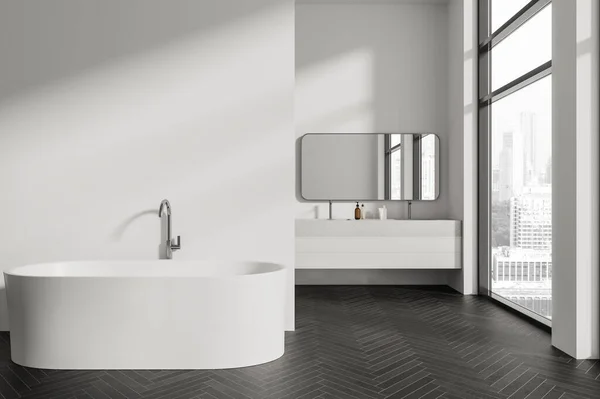 Interior Banheiro Moderno Com Paredes Brancas Piso Madeira Banheira Branca — Fotografia de Stock