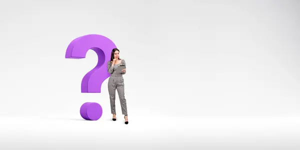 白いコピースペースの背景に大きな紫色の質問マークの近くに立っている思慮深い若いビジネスマンの肖像画 選択と明るいアイデアの検索の概念 — ストック写真