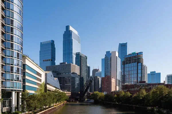 Şikago Şehir Manzarası Nehir Çevresindeki Binalar Mimarisi Gündüz Gökdelenleri Finans — Stok fotoğraf