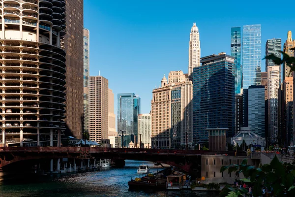 Chicago River Kancelářské Budovy Dearborn Street Bridge Skleněné Mrakodrapy Slunečného — Stock fotografie