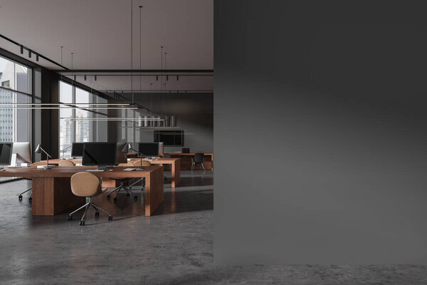 Темный деловой интерьер с коворкингом и стеклянным конференц-залом, компьютерами на столе из массива дерева и стульями в ряд. Панорамное окно на Нью-Йорк. Перегородка копировальной стенки. 3D рендеринг
