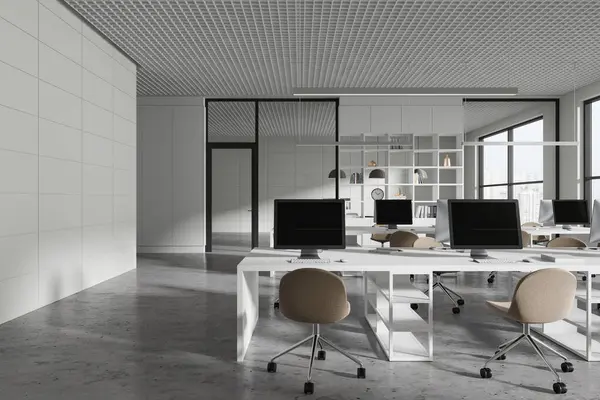 Sandalyeler ve bilgisayarlarla birlikte çalışan zarif bir iç mimari, gri beton zemin. Singapur gökdelenlerinde panoramik pencereli şık ofis çalışma alanı. 3B görüntüleme