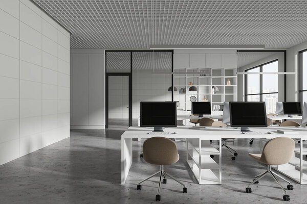Элегантный коворкинг интерьера со стульями и компьютерами в ряд, серый бетонный пол. Стильное рабочее место с панорамным окном на сингапурские небоскребы. 3D рендеринг