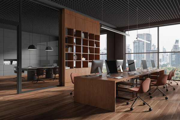 Темный современный бизнес-интерьер с компьютерными мониторами на столе и стеклянным конференц-залом, пол из лиственных пород с видом сбоку. Панорамное окно на нью-йоркские небоскребы. 3D рендеринг