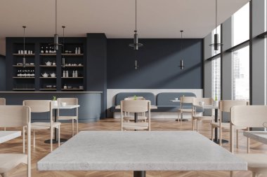 İçi taştan masalarla dolu şık bir restoran. Kentin gökdelenlerinde sıra sıra sandalyeler, kanepe ve panoramik pencere var. Bar tezgahı ve bulaşık rafı olan bir yemek salonu. 3B görüntüleme