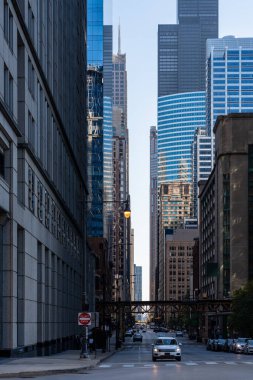 Chicago caddesinde ofis gökdelenleri, şehir hayatı ve iş bölgesi mimarisi var. Seyahat ve turizm kavramı. Amerika 'nın en büyük üçüncü şehri. Illinois, Kuzey Amerika