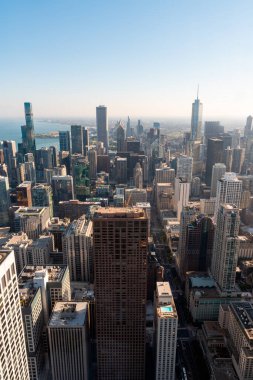 Ofis binaları, iş yeri mimarisi ve mavi gökyüzü olan Michigan Gölü ile Chicago silueti. Dikey hava aracı görüntüleri. Illinois, ABD, Kuzey Amerika