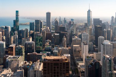 Ofis binaları, iş yeri mimarisi ve mavi gökyüzü olan Michigan Gölü ile Chicago silueti. Hava aracı görüntüleri. Illinois, ABD, Kuzey Amerika