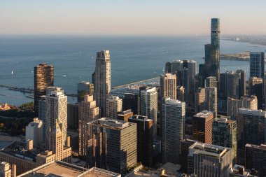 Chicago gökdelenleri ofis binaları, iş şehirleri modern mimari ve kıyı şeridi ve gökyüzü olan Michigan Gölü. Hava aracının yan görüntüsü. Illinois, ABD, Kuzey Amerika