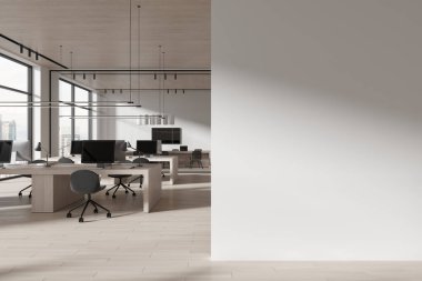 Çalışma ve cam konferans odası, masa başında bilgisayar monitörleri ve sıra sıra sandalyelerle dolu rahat bir ofis. Kuala Lumpur gökdelenlerinin panoramik penceresi. Boşluğu kopyalama bölümü boş. 3B görüntüleme