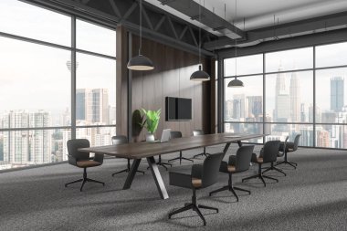 Toplantı masası ve koltukları olan karanlık konferans odası. Televizyon ekranlı pano ve dizüstü bilgisayarın köşesi Kuala Lumpur 'da panoramik pencere. 3B görüntüleme