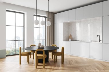 Modern mutfağın köşesinde beyaz duvarlar, ahşap zemin, rahat beyaz dolaplar, ocakta yapılmış dolaplar, lavabo ve sarı sandalyeli yuvarlak yemek masası. 3d oluşturma