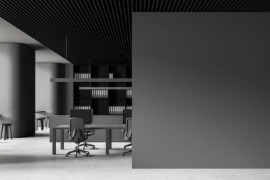 Koltukları ve bilgisayarı gri beton zemin üzerinde olan karanlık bir ofis. Rafla minimalist işbirliği ve boş fotokopi duvarı bölümlerini taklit etmek. 3B görüntüleme