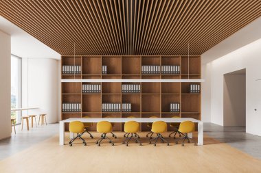 Konferans masası ve sarı sandalyeli, ahşap kaplı katlı raflı şık ahşap iş yerleri. New York gökdelenlerinin panoramik penceresi. 3B görüntüleme