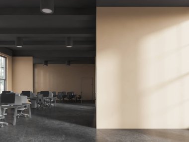 Bej duvarları, gri tavanı, sıralı bilgisayar masaları, arka planda konferans odası ve sağda uzay duvarını kopyalayan şık açık uzay ofisinin içi. 3d oluşturma