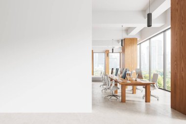 Ortak ahşap masa üzerinde koltukları ve bilgisayarları olan lüks bir ofis, açık beton zemin. New York gökdelenlerinde panoramik penceresi olan şık bir çalışma alanı. 3B görüntüleme