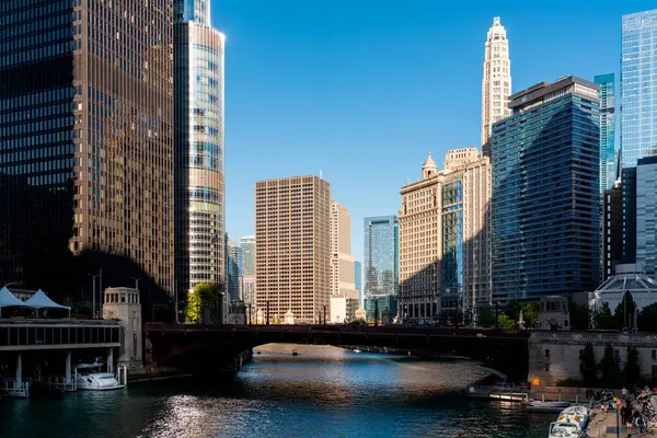 Chicago Şehir Manzarası Nehir Mimarisi Ofis Gökdelenleri Olan Binalar Mavi — Stok fotoğraf