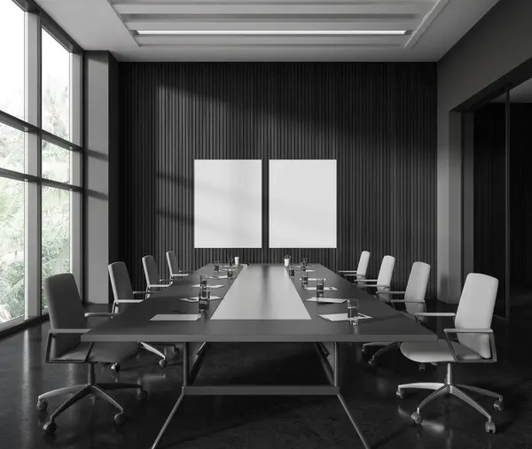 深色木制商务会议室内用木板 椅子排在黑色混凝土地板上 带有全景窗口的会议工作场所 两张模拟帆布海报 3D渲染 — 图库照片