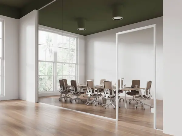 Beyaz Cam Duvarları Ahşap Zemini Uzun Konferans Masası Bej Sandalyeleri — Stok fotoğraf