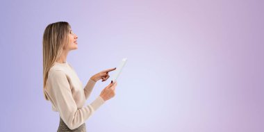 Gülümseyen genç kadın parmak dokunuşu tableti ve boş mor arka planda portre profili. Dijital iletişim ve sosyal medya. İş ağı ve çevrimiçi alışveriş kavramı