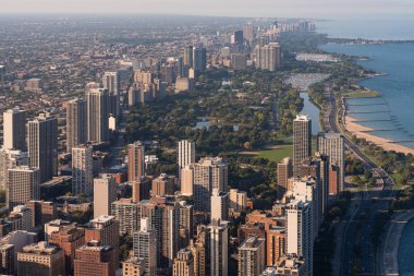 Chicago gökdelenleri, ofis binaları ve Michigan Gölü kıyı şeridi, şehir parkı yüksek hava aracı görüntüleri. İş bölgesinin panoramik manzarası. Illinois, ABD, Kuzey Amerika