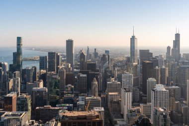 Ofis binaları, iş şehirleri mimarisi ve mavi gökyüzünün altında Michigan Gölü olan Chicago silueti. Hava aracı görüntüleri. Illinois, ABD, Kuzey Amerika