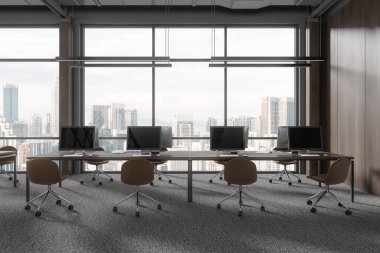 Sıraya dizilmiş sandalyeler ve bilgisayarlarla karanlık işler, yerde gri halı. Kuala Lumpur gökdelenlerinde panoramik pencereli modern ofis alanı. 3B görüntüleme
