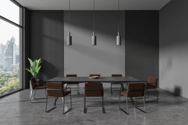 Gri duvarları, beton zemini ve kahverengi sandalyeli uzun gri yemek masası olan şık yemek odasının içinde şehir manzarası olan pencerenin yanında duruyordu. 3d oluşturma