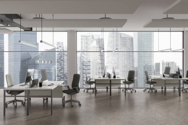 Çalışma masasının üstündeki bilgisayar masaüstüyle birlikte çalışan şık bir iç mimari, açık beton zemin. Singapur gökdelenlerinin panoramik pencereli minimalist işyeri. 3B görüntüleme