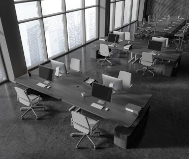 Eş zamanlı çalışma ve cam konferans odası, masa başında bilgisayar ve sıra sıra sandalyelerle karanlık işlerin en üst görüntüsü. Singapur gökdelenlerinin panoramik penceresi. 3B görüntüleme