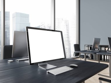 Karanlık, modern ofis içi bilgisayar görüntüleme sistemi, çalışma köşesi ve dokümanlarla dolu büfe. Singapur gökdelenlerinin panoramik penceresi. 3B görüntüleme