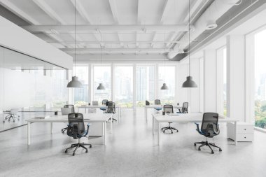 Çalışma odası ve toplantı odası olan beyaz ofis, dizüstü bilgisayarlar sıraya dizilmiş. Bangkok gökdelenlerindeki cam konferans alanı ve panoramik pencere. 3B görüntüleme
