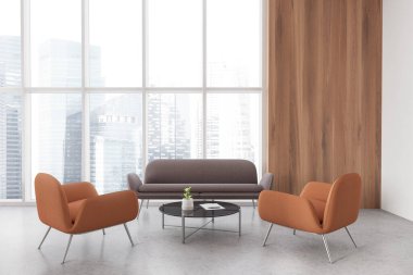 Modern ofis bekleme odasının içinde ahşap ve beyaz duvarlar, beton zemin, rahat kahverengi kanepe ve iki turuncu koltuk, yuvarlak kahve masası ve panoramik pencere. 3d oluşturma