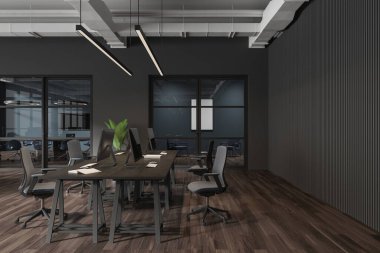 Eş zamanlı çalışma ve buluşma bölgesi olan koyu renkli ofis içi, konferans alanı olan cam oda ve gevşeme bölgesi olan sandalyeler. Bilgisayarları sırada olan bir iş yeri. 3B görüntüleme