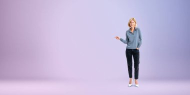 Gülümseyen güzel kadın parmağı sol tarafı işaret ediyor, uzunluğu fotokopi uzayının mor arka planında. Teklif, tavsiye, tavsiye ve reklam kavramı