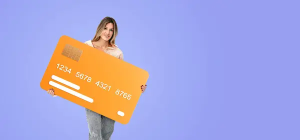 Usmívající Žena Ukazuje Maketu Oranžové Kreditní Karty Kopírovat Prostor Prázdné — Stock fotografie