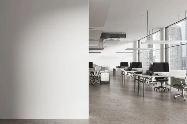 Interior Coworking Branco Com Desktop Mesa Trabalho Linha Local Trabalho — Fotografia de Stock