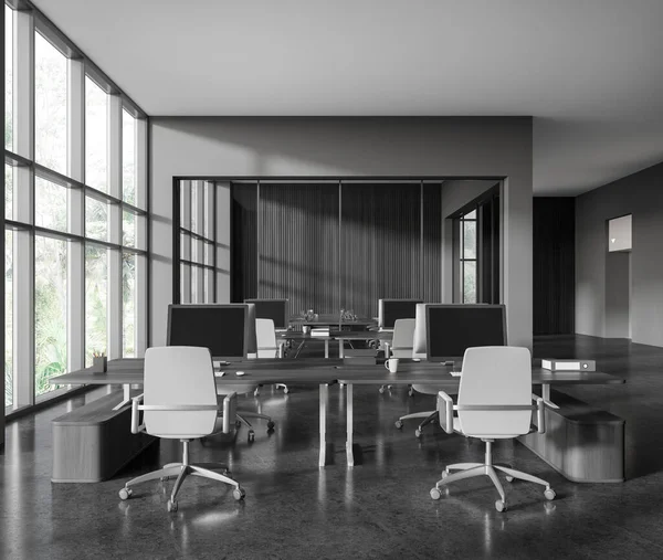 深色时尚的商务内饰 有同事间和玻璃会议室 书桌上有个人电脑 扶手椅排成一排 办公室走廊和热带地区的全景窗口 3D渲染 — 图库照片