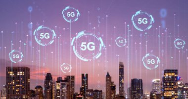 Akşam gökyüzünde fütürist 5G simgeleri. Telekomünikasyon ve internet bağlantısı kavramı. Teknoloji ve iletişim